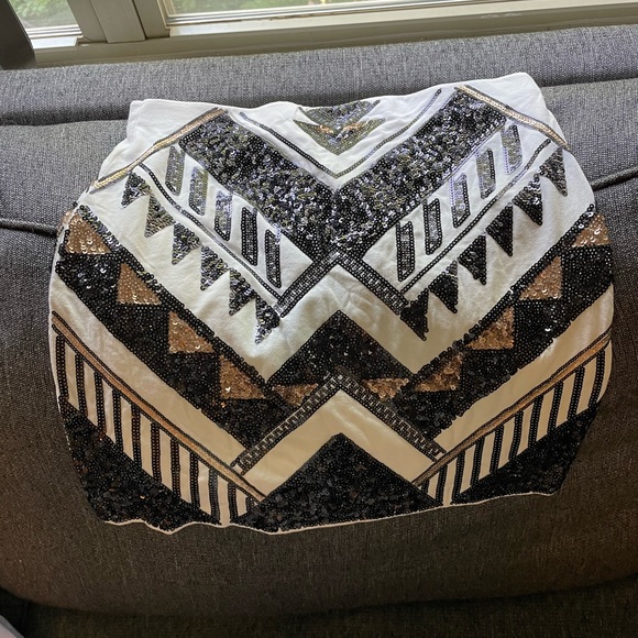 Express Pencil Skirt with Black and Gold Sequins Pattern - Picture 2 of 3